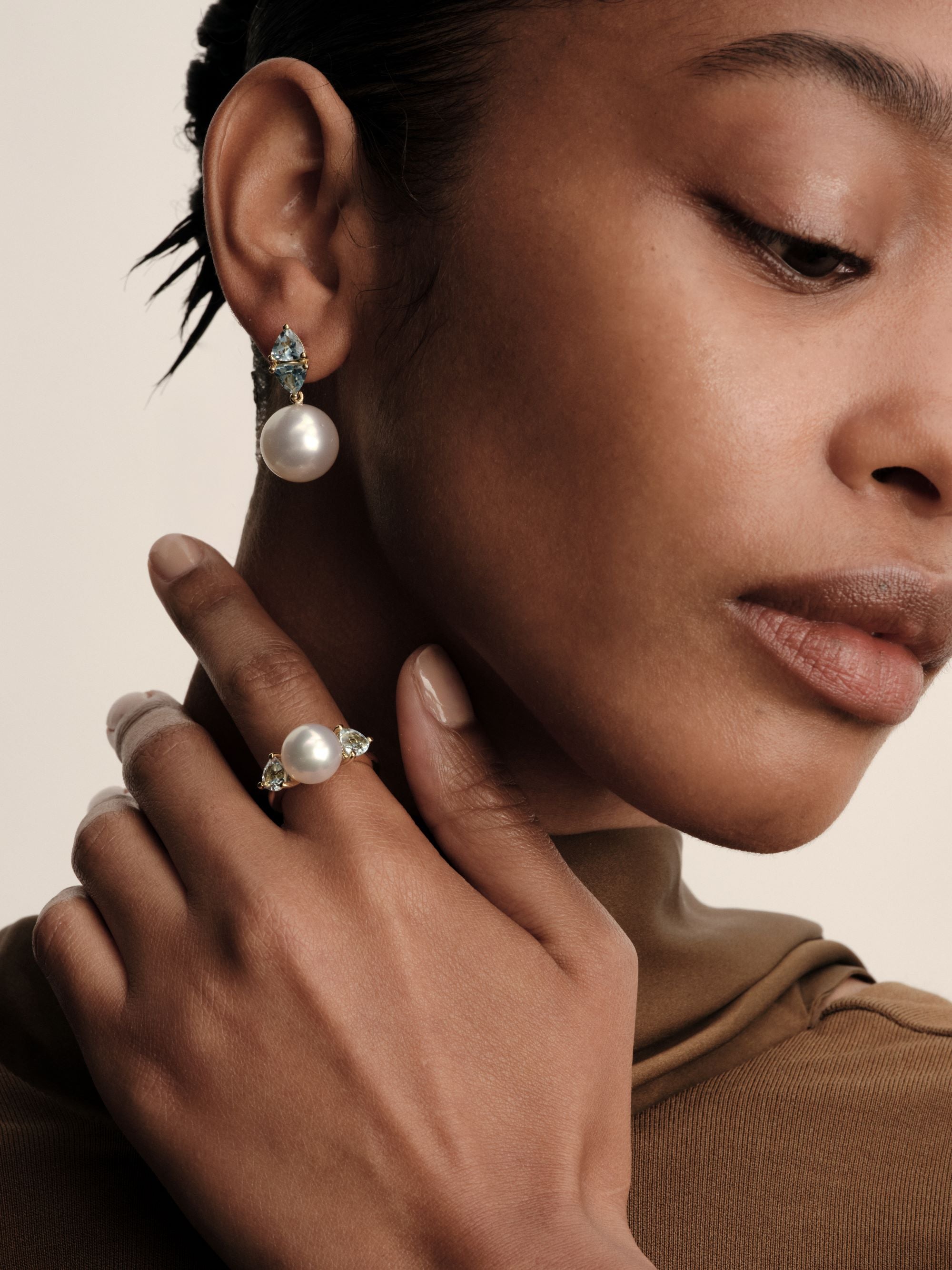 18CT AUSTRALIAN SOUTH SEA PEARL & BLUE TOPAZ BLANCHETT EARRINGS