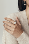 18CT YELLOW GOLD AUSTRALIAN SOUTH SEA PEARL & BLUE TOPAZ BLANCHETT RING