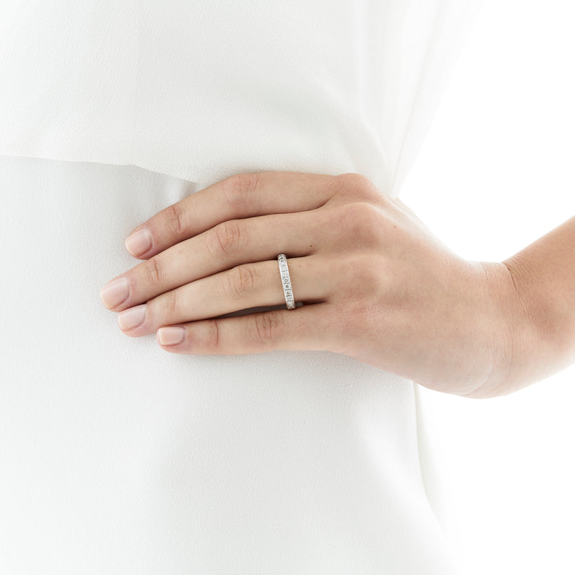 18CT DIAMOND GRAIN SET BAND